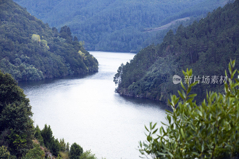 河Miño横跨Ribeira Sacra，风景。